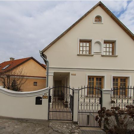 Amadeus Vendeghaz Hotel Esztergom Bagian luar foto