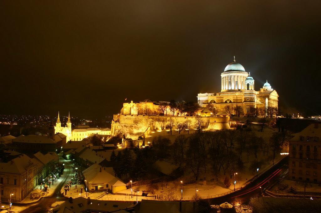 Amadeus Vendeghaz Hotel Esztergom Bagian luar foto